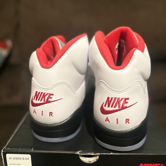 Throwback Jordan - Picture 2 of 4